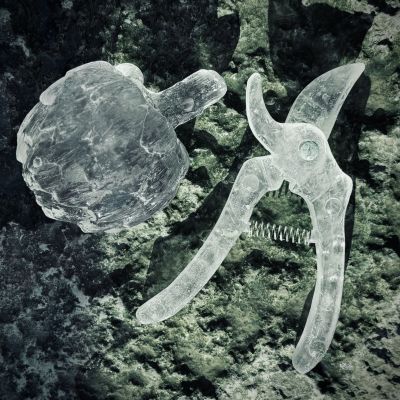 Jag skördar! 2025, Sylvia Neiglick Sekatör av ugnsgjuten helkristall och patinerad mässing