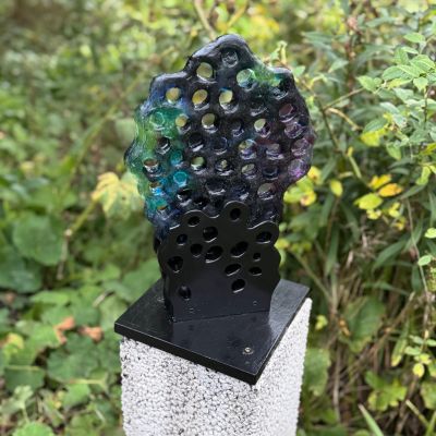 Anna Eggert - Verket ”Algae growth ” är ugnsgjutet av återvunnet glas i flera färger. Algerna spelar en central roll i livets utveckling och fotosyntesens uppkomst som ledde till syresättningen av jordens atmosfär och är en förutsättning/bro till nästan allt liv på jorden.