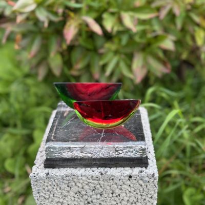 Vattenmelonskiva, Utställningsföremålet är en relik ifrån vårt sista årtusende. Den är utförd i kadmium- och selenhaltig röd genomfärgad glas. Idag finns det inga möjligheter att tillverkar dessa massor i Sverige . Kadmium är bannlyst för naturen skull , men kan det göras meloner i en röd massa av koppar som är lika fint !