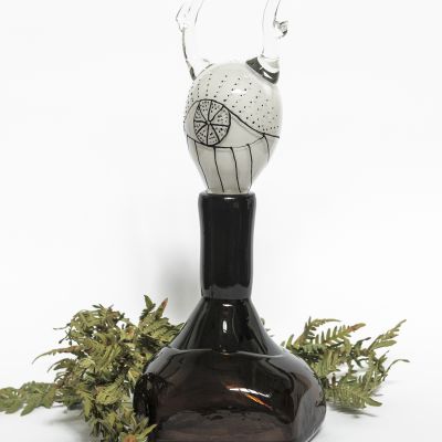 Ylva Holmén, Branches är en besvärjelse eller totem, en symbol för förbindelser mellandet naturliga och det konstgjorda, det formbara och det otämjda.