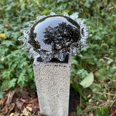 Liselotte Björnholt Henriksen  Från Lusternas trädgård,  Låt oss kasta fröbomber i olika stadsdelar!  Lustens trädgård är något som måste integreras i våra samhällen snarare än att se den som en isolerad idyll.  Friblåst glas med underfång och påklipp i den varma processen i hyttan.