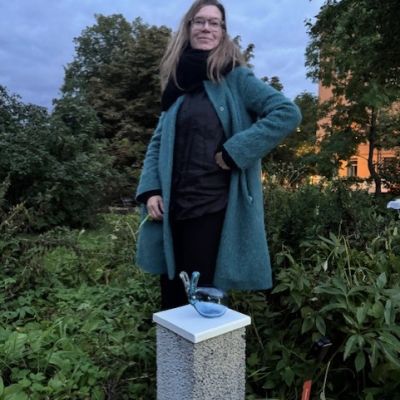 Antonia Lindell, Kanin. "Under blommorna i trädgården satt grannens förvildade kanin och åt upp allt. Av munblåsta glasdelar, muttrar och metall bygger jag olika unika djur. Jag bor på landet i Skåne och inspireras varje dag av djur och natur runt omkring, som när grodorna från kräftdammen hoppar in i min atelje´ då har det faktiskt gått för långt.. då blir det grodor av glas."