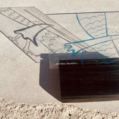 Jeanette karsten, ” Joy of life” , with golden leaf’  Fågeln kommer med den lilla kvisten som gåva som symbol för hopp, fred, lycka, glädje och vänskap.  Handgraverat handmålat planglas av Jeanette Karsten. Podie svart träsockel. Unika