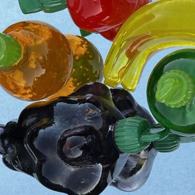 Anna-Linda Gabriel, Fruit-Fizzeling-Dust   "Föremålen är en hyllning till ett magiskt kärl som rymmer en textur en doft och minnet om en andektig överlämning. Kombinerat  med en litet gnagbart lock väcktes ett intresse för universums beståndsdelar där jag blev en av dom."