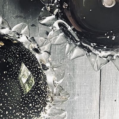 Liselotte Björnholt Henriksen  Från Lusternas trädgård,  Låt oss kasta fröbomber i olika stadsdelar!  Lustens trädgård är något som måste integreras i våra samhällen snarare än att se den som en isolerad idyll.  Friblåst glas med underfång och påklipp i den varma processen i hyttan.