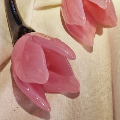 tulpaner, Lioba Maria Solga Tulpaner växer i en trädgård och behöver en vas när de plockas.Tulpan Teknik: frihandblåst Glas