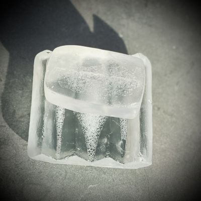 Sylvia Neiglick, "Detta &auml;r inte en tv&aring;l" tv&aring;l, ungsgjuten helkristall. "Att bara g&ouml;ra vara nyfiken l&aring;ta h&auml;nderna jobba p&aring; ifred. Tingen kommer alltid ha en historia att ber&auml;tta. Jag gjuter mina objekt i helkristall fr&aring;n M&aring;ler&aring;s i Sm&aring;land. Mina original g&ouml;r jag i lera, gips, papp eller vax f&ouml;r att sedan tillverka gjutformen i kvarts och gips, en klassisk f&ouml;rlorad form, f&ouml;r vidare ungsgjutning i mina atelj&eacute;.