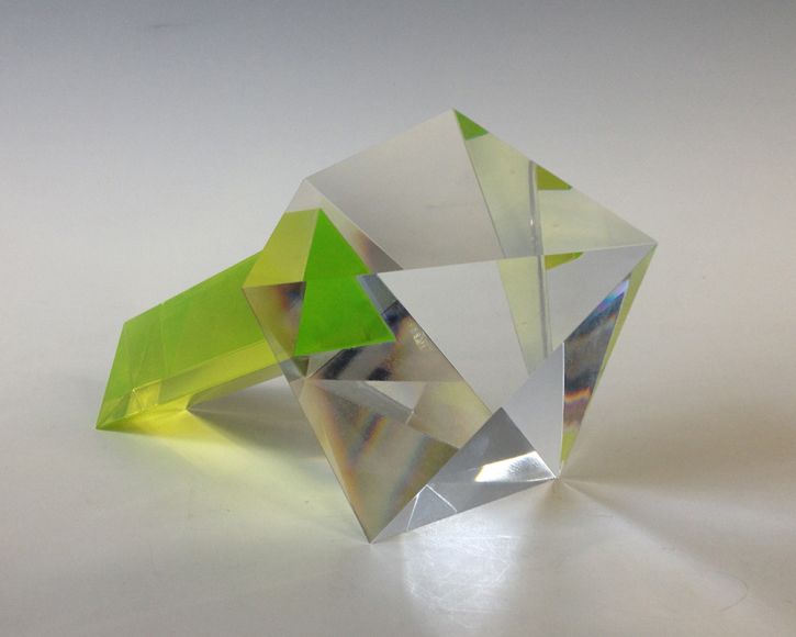 Teknik: Slipad och polerad färgtapp av uranglas limmad på en polyeder av optiskt glas. År: 1984 Design, utförande och foto: Anna Carlgren